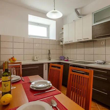 House Lara Nyaraló Vela Luka