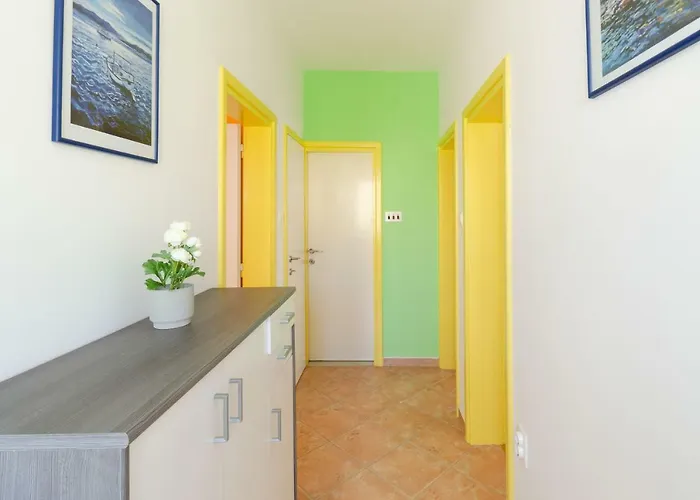 House Lara بيت للعطل