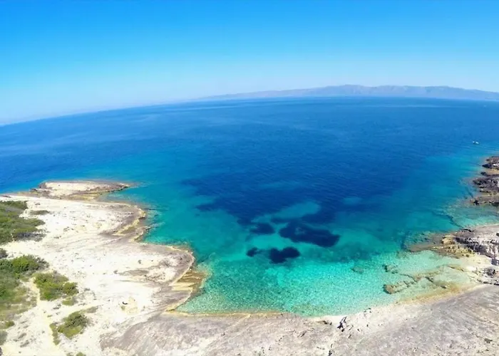 بيت للعطل House Lara